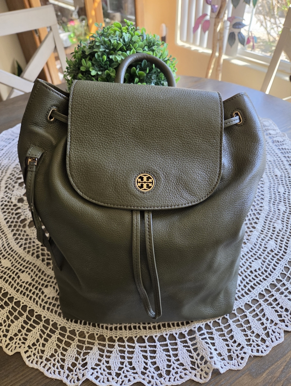 Tory Burch "BRODY" Olive Pebbled Leather Drawstring Backpack with Gold Logo💚💛